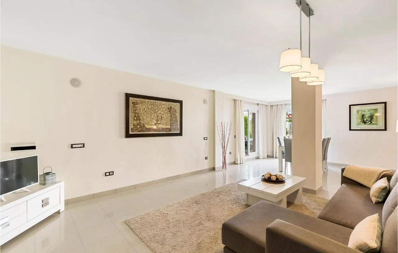 Cozy Apartment In Estepona With Wifi